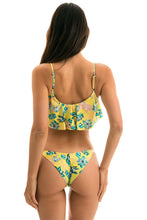 Load image into Gallery viewer, Model Back: Rio De Sol Top Top Florescer Babado