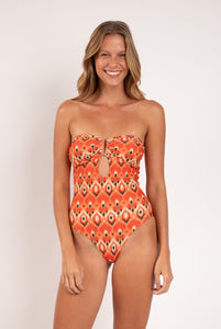 Model Front: Rio De Sol One-Piece Maracai Sara-Op